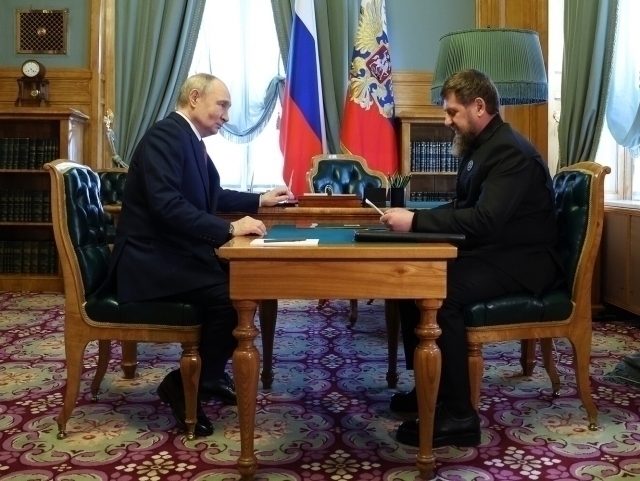 Кадыров Путинге чечендердин согушка катышканы тууралуу маалымат берди (видео)