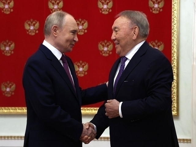 Путин менен Назарбаев Кремлде жолугушту